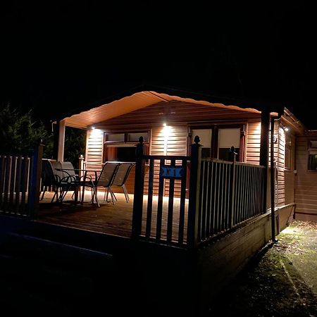 Stunning 4-Bedroom Cabin With Hot Tub In Beattock! Extérieur photo