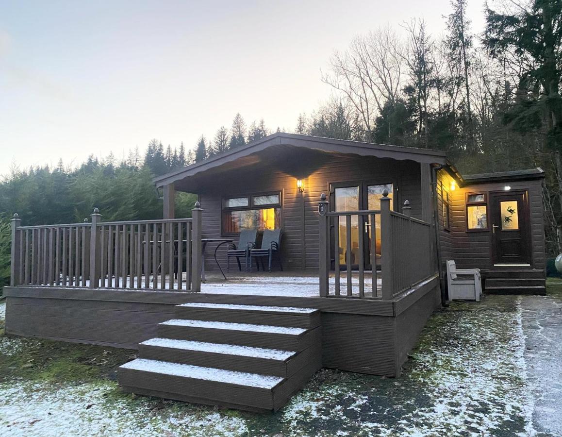 Stunning 4-Bedroom Cabin With Hot Tub In Beattock! Extérieur photo