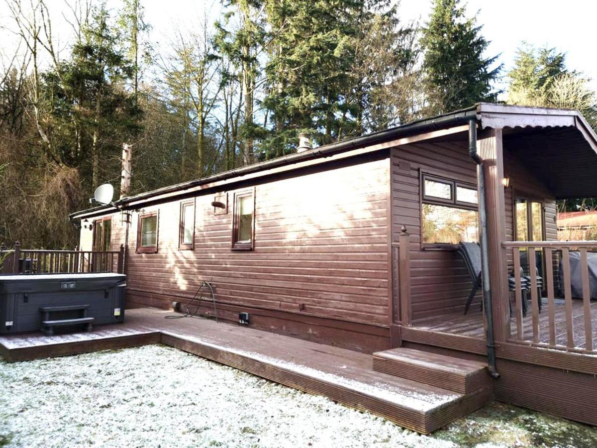 Stunning 4-Bedroom Cabin With Hot Tub In Beattock! Extérieur photo