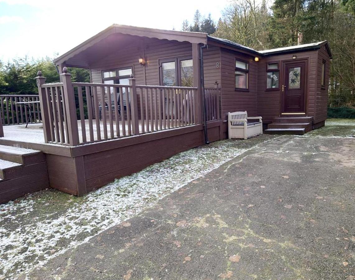 Stunning 4-Bedroom Cabin With Hot Tub In Beattock! Extérieur photo