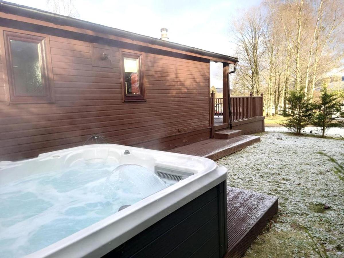 Stunning 4-Bedroom Cabin With Hot Tub In Beattock! Extérieur photo