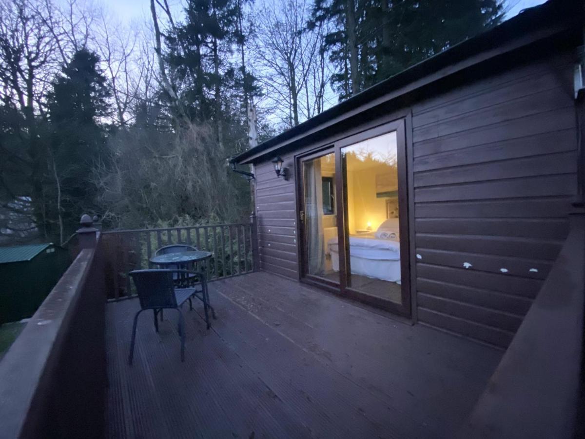 Stunning 4-Bedroom Cabin With Hot Tub In Beattock! Extérieur photo