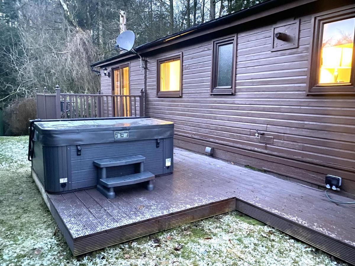 Stunning 4-Bedroom Cabin With Hot Tub In Beattock! Extérieur photo